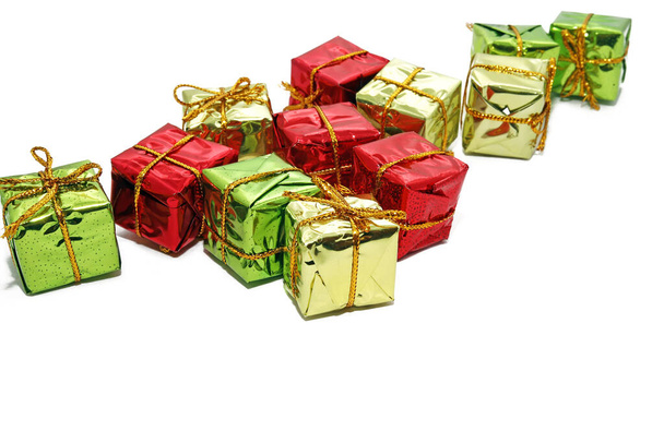 Mehrfarbige Geschenkbox isoliert auf rotem Hintergrund - Foto, Bild
