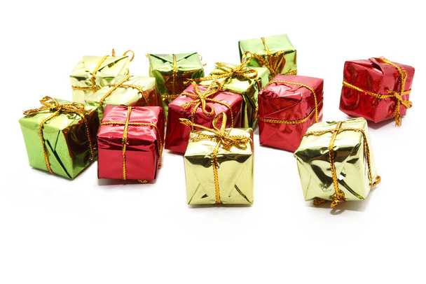 Caja de regalo multicolor aislada en fondos de color rojo - Foto, Imagen