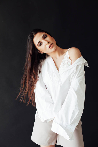 Portrait d'une belle femme brune orientale à la mode en chemise blanche - Photo, image
