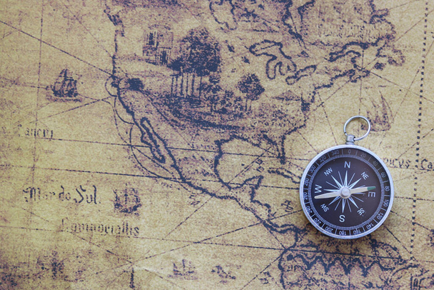 Klasický kruhový kompas na staré mapě znázorňující Severní Ameriku a Spojené státy americké jako symbol cestovního ruchu s kompasem, cestování s kompasem a venkovní aktivity s kompasem - Fotografie, Obrázek