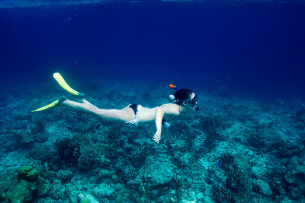 Woman with mask snorkeling - Foto, imagen