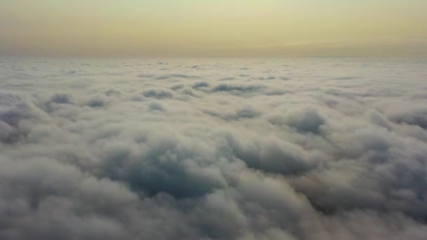Αεροφωτογραφία του drone που πετά πάνω μέσα από ουράνια χνουδωτά σύννεφα βροχής - Πλάνα, βίντεο