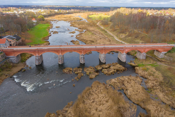 Luftaufnahme der Alten Ziegelbrücke über den Fluss Venta in Kuldiga - Foto, Bild