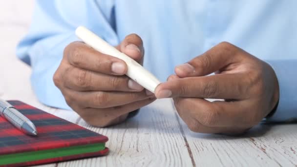 Junge Männer messen Glukosespiegel zu Hause  - Filmmaterial, Video