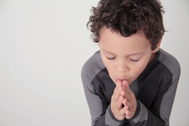 fiú imádkozik Istenhez kéz együtt fehér háttér stock fotó - Fotó, kép