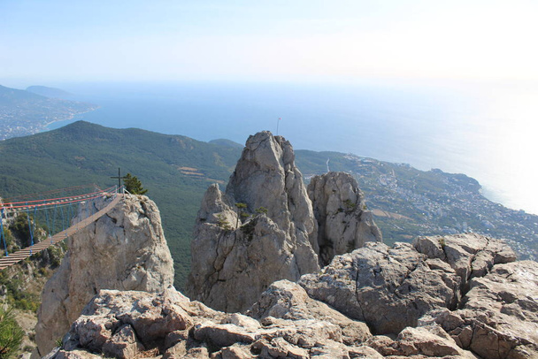 krásný výhled z AI-Petriho hory na Černém moři na podzim na Krymu / foto krajina hor a moře na Krymu. vrchol hory AI-Petri. pohled na Černé moře z výšky. Voda je modrá. Slunečné počasí na podzim. - Fotografie, Obrázek