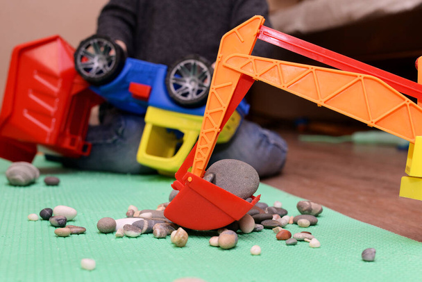 Відро для іграшкових тракторів, наповнене камінням, освітні іграшки для дітей
. - Фото, зображення