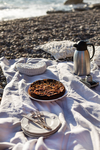Beach picnic with cake and tea - Foto, Imagen