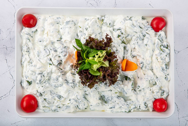 Турецька кухня Холодні закуски з оливковою олією. Салат з йогуртом на дерев "яному фоні.. - Фото, зображення
