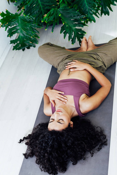 Güzel kadın esmer yoga fitness spor asana vücut esnekliği - Fotoğraf, Görsel