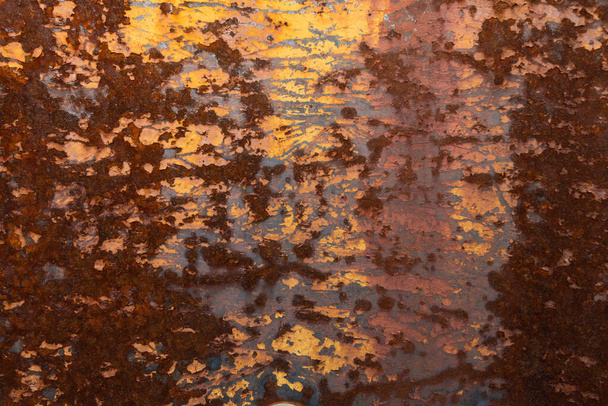 Grunge rdzewiała struktura metalu, rdza i utleniony metal, stal malowana na żółto-pomarańczowo z rysami i pęknięciami, abstrakcyjna żrąca tapeta koloru żelaza, odpady radioaktywne w Czarnobylu - Zdjęcie, obraz