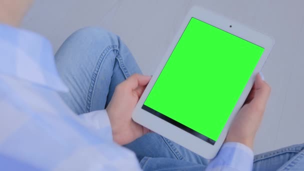 Vista de cerca: mujer usando tableta con pantalla verde en blanco - concepto de clave de croma - Metraje, vídeo