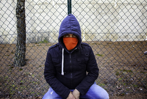 Νεαρή συμμορία του δρόμου με μάσκα στο πάρκο, κοινωνικό πρόβλημα - Φωτογραφία, εικόνα