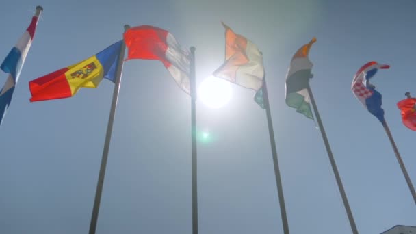 Kleurrijke vlaggen wapperen in de wind - super slow motion - diplomatie concept - Video