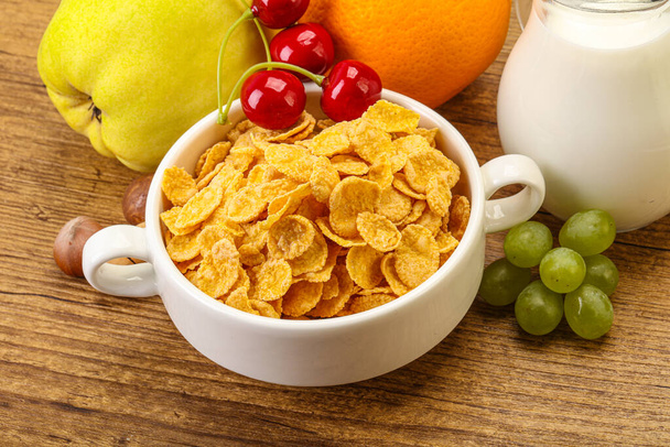 Desayuno con copos de maíz, frutas y leche - Foto, imagen