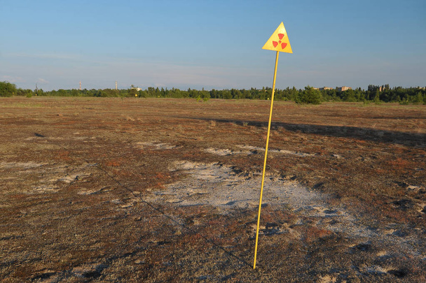 Sygnał ostrzegawczy na płaskowyżu pustkowia w pobliżu opuszczonego miasta widmo Prypeć, krajobraz pokaliptyczny, sezon letni w strefie wykluczenia Czarnobyla, Ukraina - Zdjęcie, obraz