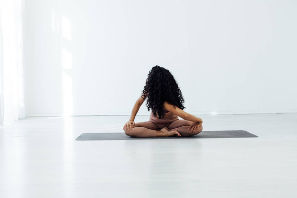 Gyönyörű női barna sport jóga fitness ázsiai test rugalmasság - Fotó, kép