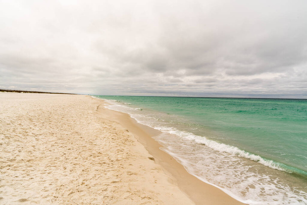 Pensacola Beach en un día nublado en Pensacola Florida. - Foto, imagen