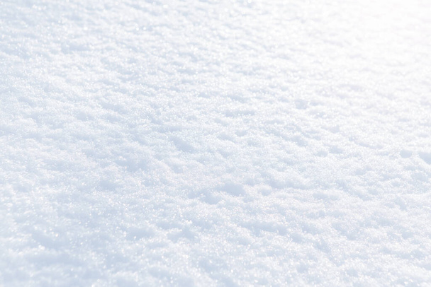 Textura blanca invierno nieve. Fondo de vacaciones de Navidad. Fondo de pantalla de fondo de la naturaleza de nieve de color blanco fresco estacional. Primera helada. Hielo con textura brillante crujiente nieve helada en día soleado al aire libre. - Foto, Imagen