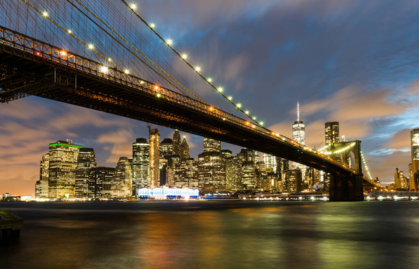 Brooklyn Bridge met Manhattan wolkenkrabbers achtergrond. New York, Verenigde Staten. Brooklyn Bridge verbindt Lower Manhattan met Brooklyn.. - Foto, afbeelding