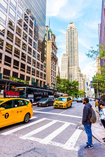 NEW YORK, États-Unis - 23 septembre 2018 : CINQUIÈME AVENUE (5e Avenue) est la rue la plus célèbre de New York. 5th AVE est surtout connu comme une rue commerçante inégalée. Manhattan, New York, États-Unis. - Photo, image