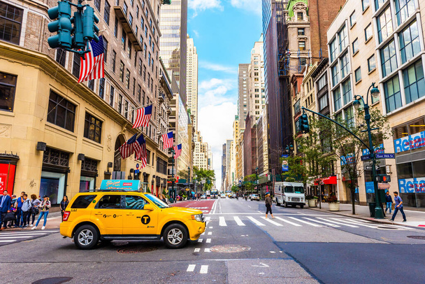 NEW YORK, USA - 23 września 2018: FIFTH AVENUE (5th Ave) to najsłynniejsza ulica Nowego Jorku. 5th AVE jest najbardziej znany jako bezkonkurencyjna ulica handlowa. Manhattan, Nowy Jork, USA. - Zdjęcie, obraz