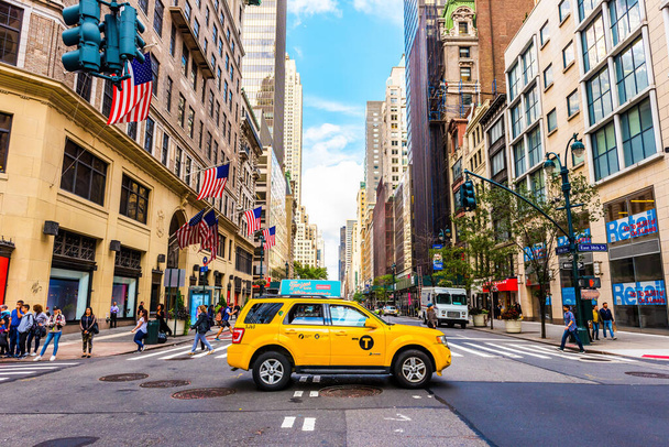 ΝΕΑ ΥΟΡΚΗ, ΗΠΑ - 23 Σεπτεμβρίου 2018: Η 5η Λεωφόρος (5th Ave) είναι ο πιο διάσημος δρόμος της Νέας Υόρκης. 5η AVE είναι περισσότερο γνωστή ως μια ασυναγώνιστη εμπορική οδός. Μανχάταν, Νέα Υόρκη, ΗΠΑ. - Φωτογραφία, εικόνα
