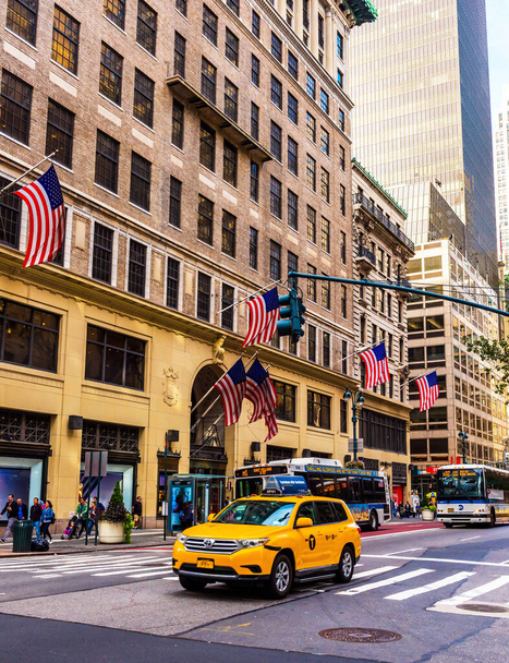 ΝΕΑ ΥΟΡΚΗ, ΗΠΑ - 23 Σεπτεμβρίου 2018: Η 5η Λεωφόρος (5th Ave) είναι ο πιο διάσημος δρόμος της Νέας Υόρκης. 5η AVE είναι περισσότερο γνωστή ως μια ασυναγώνιστη εμπορική οδός. Μανχάταν, Νέα Υόρκη, ΗΠΑ. - Φωτογραφία, εικόνα