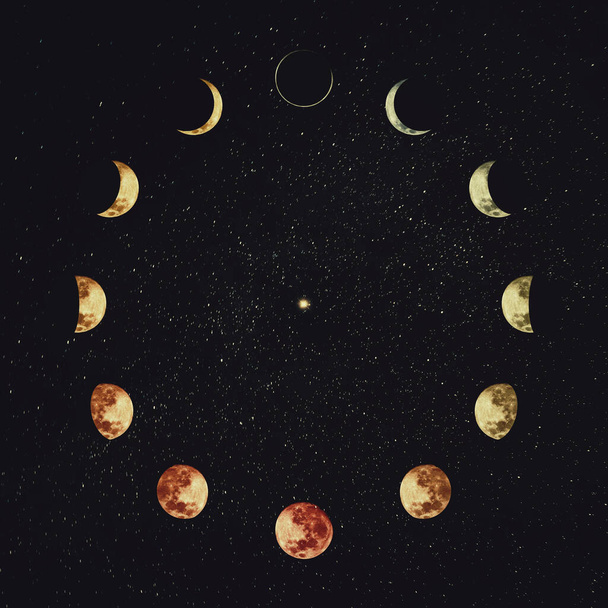 Maan fasen over sterrenhemel achtergrond. Astronomie en astrologie conceptuele scène. Esoterische magische hemelse tekens, maanjaarkalender, symbool voor 12 maanden, of minimalistische klokvorm baan - Foto, afbeelding