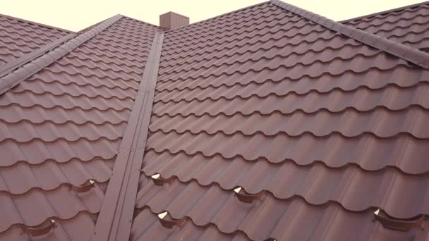 Letecký pohled na střešní konstrukci domu pokrytou kovovými dlaždicemi. - Záběry, video