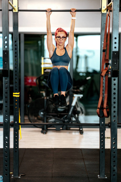 Femme sportive faisant de l'entraînement craquant à la salle de gym. Femme dans la salle de gym faire de l'exercice abdominal au club de fitness - Photo, image