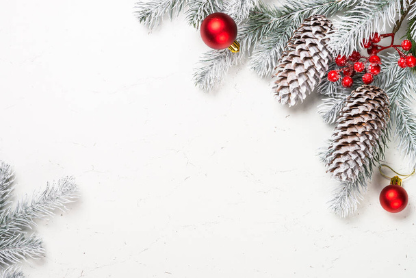 Weihnachten Hintergrund mit Tanne und Dekorationen auf weiß. - Foto, Bild