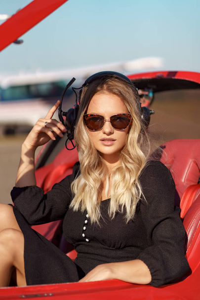 Mladá žena pilotuje letadlo - Fotografie, Obrázek