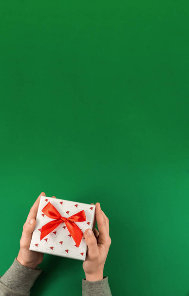 Eine Reihe von Neujahrsbannern mit Aufschriften und Postkarten, das Foto zeigt Geschenkverpackung und eine allgemein gute Stimmung, Foto auf grünem Hintergrund mit Negativraum - Foto, Bild