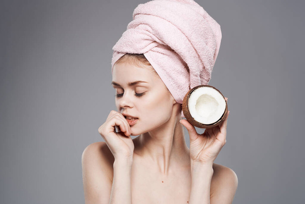 Mujer bonita spa tratamientos exótica piel limpia fondo gris - Foto, imagen
