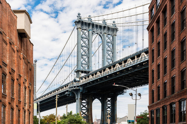 Brooklyn 'deki Dumbo bölgesi. New York, ABD 'de. Dumbo, Brooklyn 'in New York ilçesine bağlı bir mahalle. Kırmızı binalar ve Manhattan Köprüsü. - Fotoğraf, Görsel