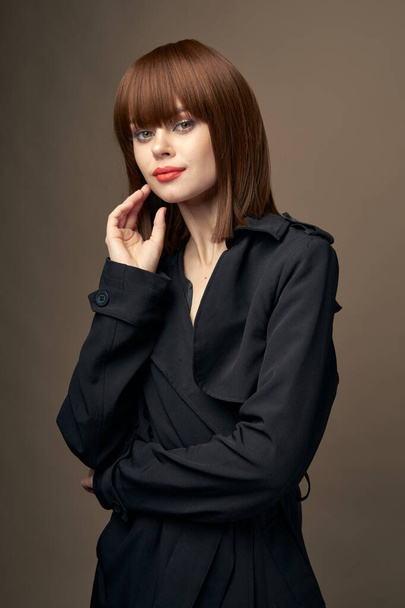 Χαριτωμένο μοντέλο Ελαφρύ κοστούμι δέρματος από κοντά - Φωτογραφία, εικόνα