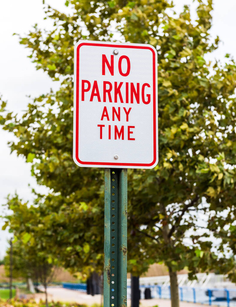Уличный знак на Манхэттене (знак "Парковка запрещена в любое время"). Нью-Йорк. США. - Фото, изображение