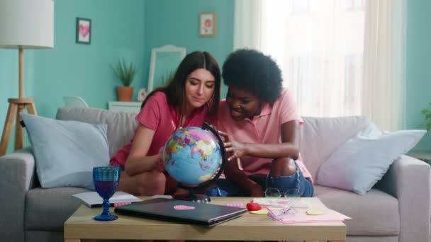 Οι καλύτερες φίλες Γυναίκες Έρευνα Globe - Πλάνα, βίντεο