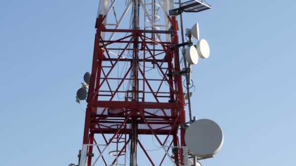 Telekomunikační mobilní věž proti modrému nebi - Záběry, video