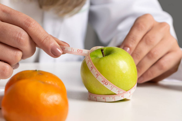 Escritorio de oficina nutricionista, mostrando frutas saludables. Concepto de salud y dieta. Estilo de vida. - Foto, Imagen