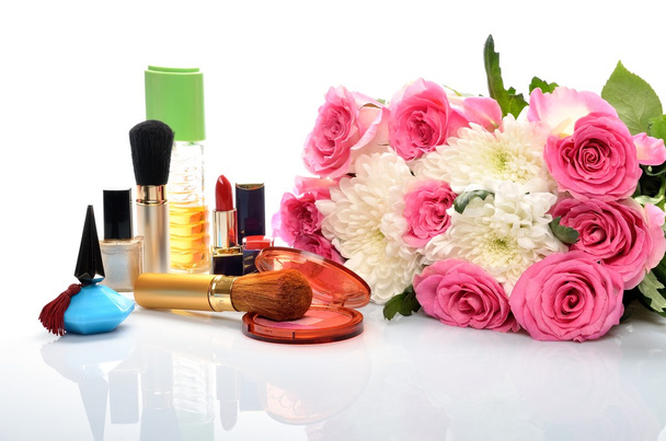 női ékszerek, parfümök, kozmetikumok és egy csokor virág csendélet - Fotó, kép
