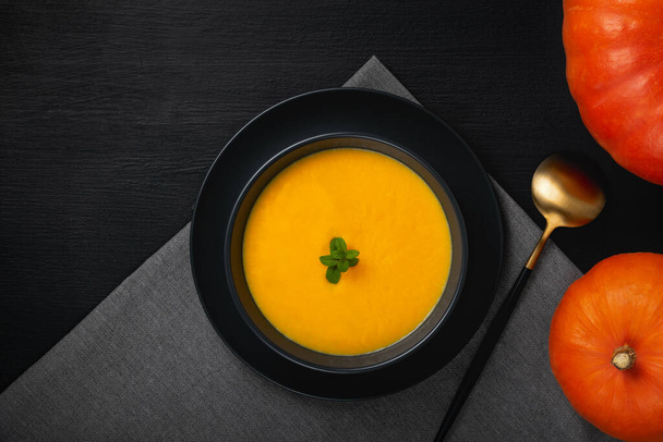 Vegetáriánus őszi tökkrém leves magokkal. Felülnézet másolási hellyel - Fotó, kép