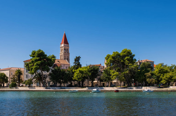 Trogir, Croazia. Lungomare soleggiato lungo il molo della vecchia città veneziana, costa dalmata in Croazia. settembre 2020 - Foto, immagini