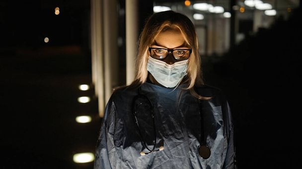 Luzes piscando: assustador cansado médico feminino olha para você - Foto, Imagem