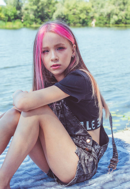 Portret dziewczyny. Odkryty portret uroczej dziewczynki w letni dzień. Dziewczyna z różowymi włosami. Dziecko 9-10 lat - Zdjęcie, obraz