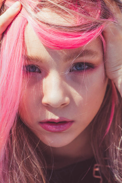dívčí portrét. Venkovní portrét roztomilé holčičky v letním dni. dívka s růžovými vlasy. Dítě 9-10 - Fotografie, Obrázek