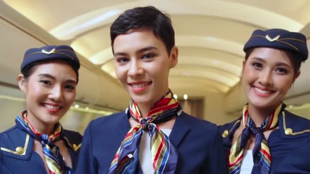 Gruppe von Flugbegleitern oder Stewardessen im Flugzeug - Filmmaterial, Video