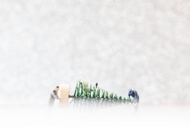 Persone in miniatura: la squadra dei lavoratori prepara l'albero di Natale, concetto di decorazione natalizia - Foto, immagini