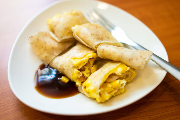 традиционный завтрак тайваня из омлета на столе - Фото, изображение